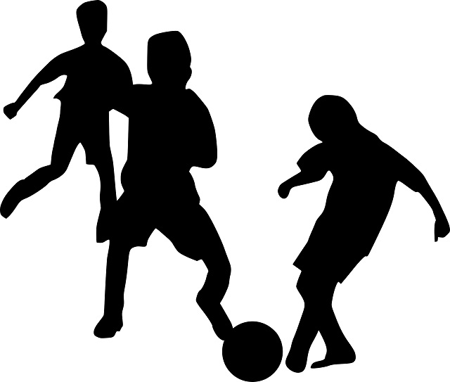 3人の子供がサッカーをしている様子のシルエット画像