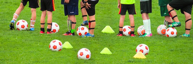 少年サッカーで集まっている子供たちの下半身をズームアップした風景