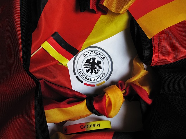 ドイツサッカー代表のワッペンと国旗カラーのスカーフ