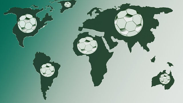 緑系の世界地図と各大陸に白いサッカーボールが描かれたイラスト